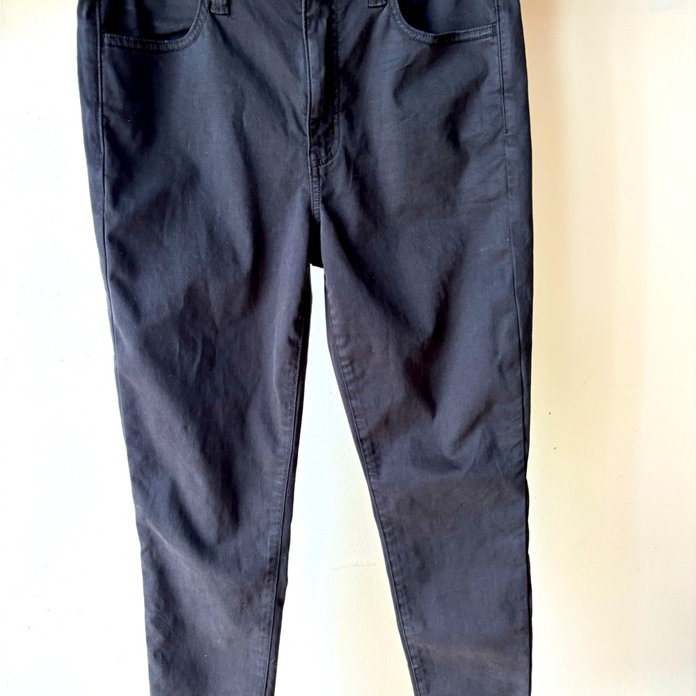 American Eagle size 8 short  grey pants